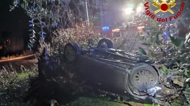 Invade La Rotatoria, Sbatte Contro Un Ulivo E Si Ribalta. Tragedia ...